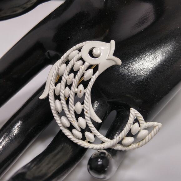 Vintage Crown Trifari Fish Brooch, White Enamel, 1950s - Picture 2 of 10